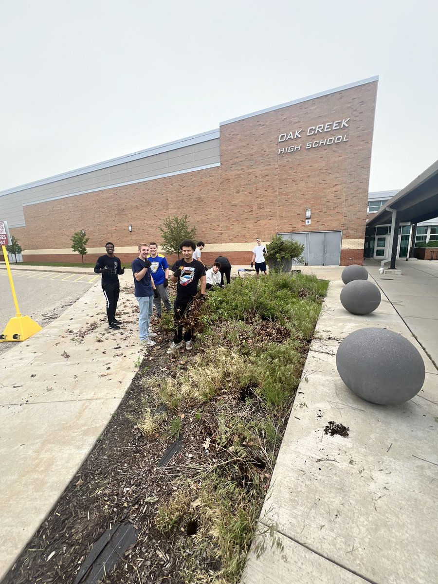 RoundTableOC's tweet image. Helping out school grounds this morning!  Take pride in our school!