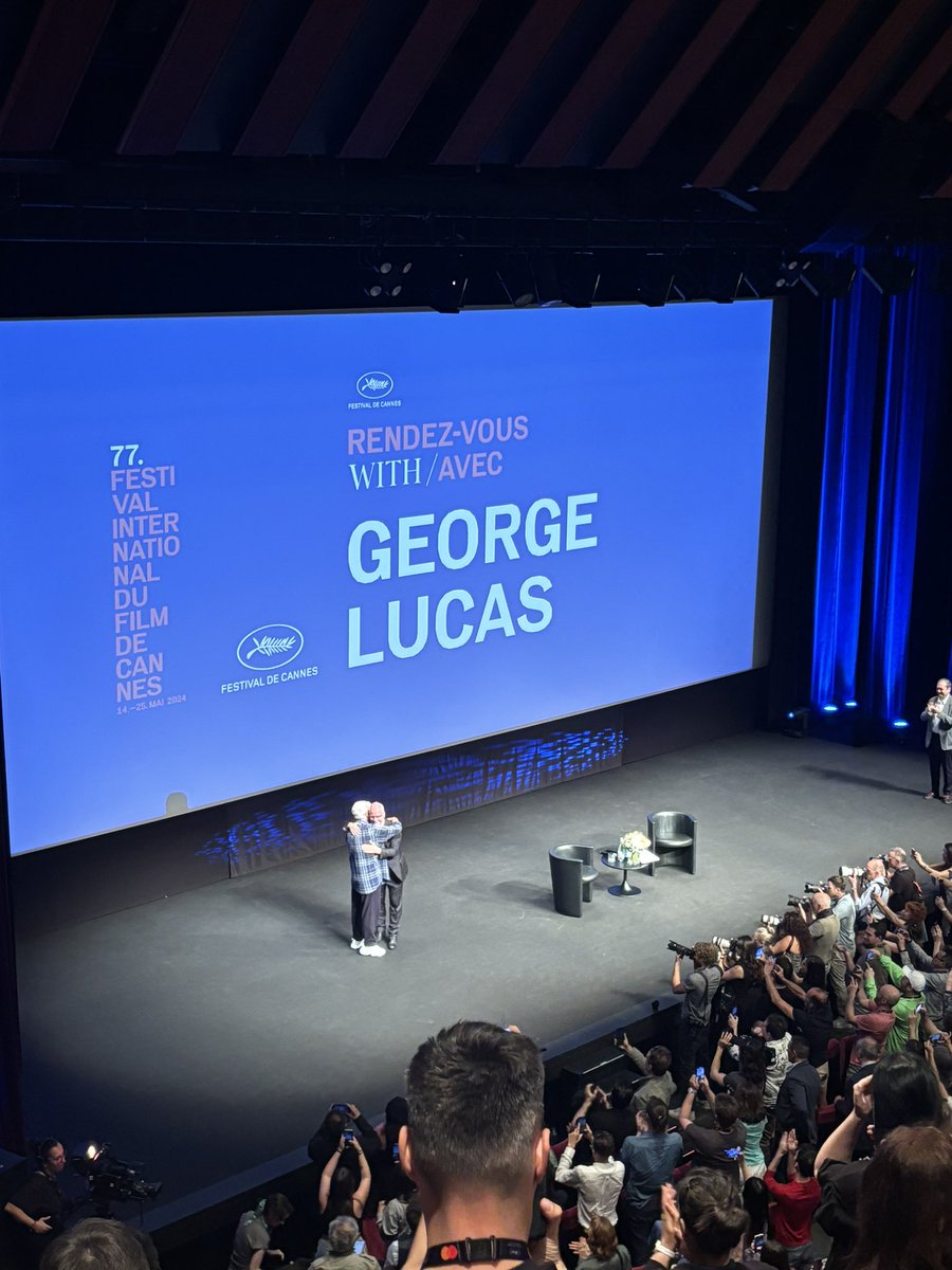 notBDSJ's tweet photo. L’insoutenable étreinte de fin de festival https://t.co/KIEnTcgtjF