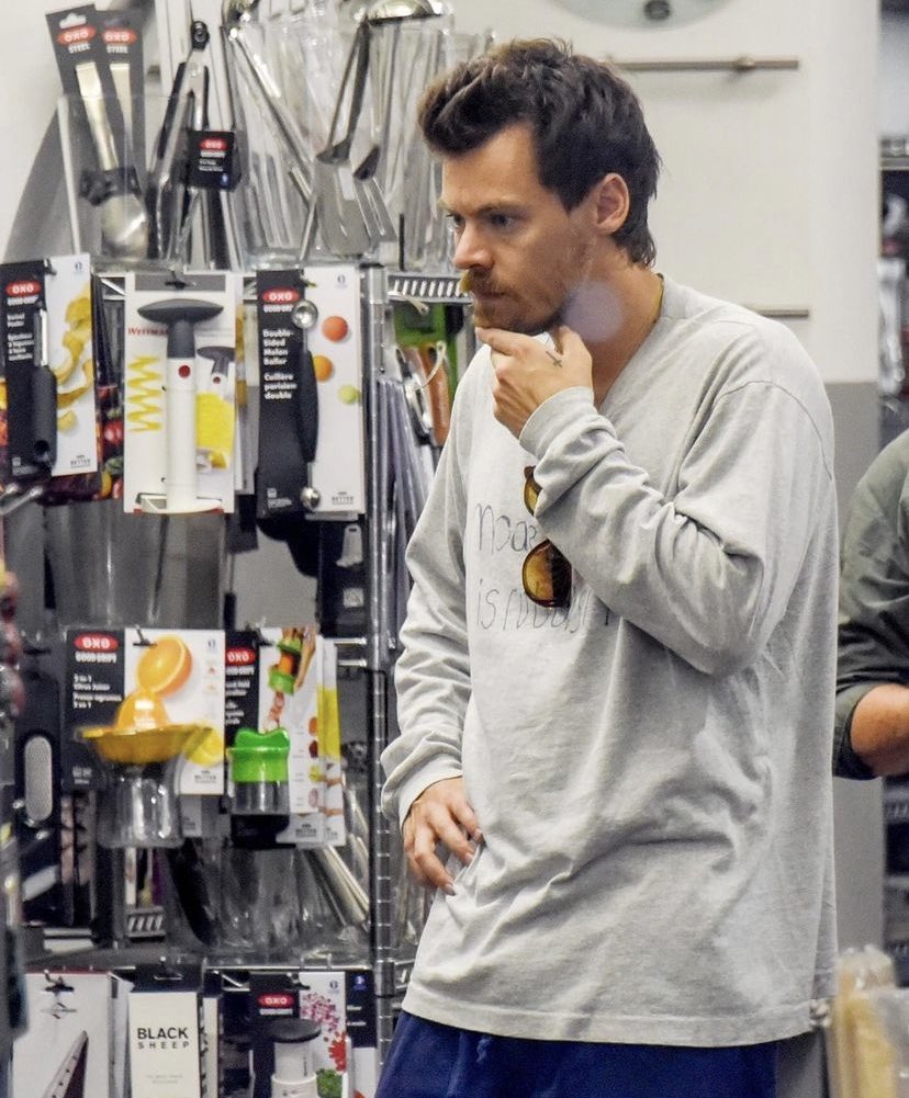 hsdcandids's tweet photo. More of Harry in Rome buying some kitchen utensils - May 21 https://t.co/MsZF7wCzFM