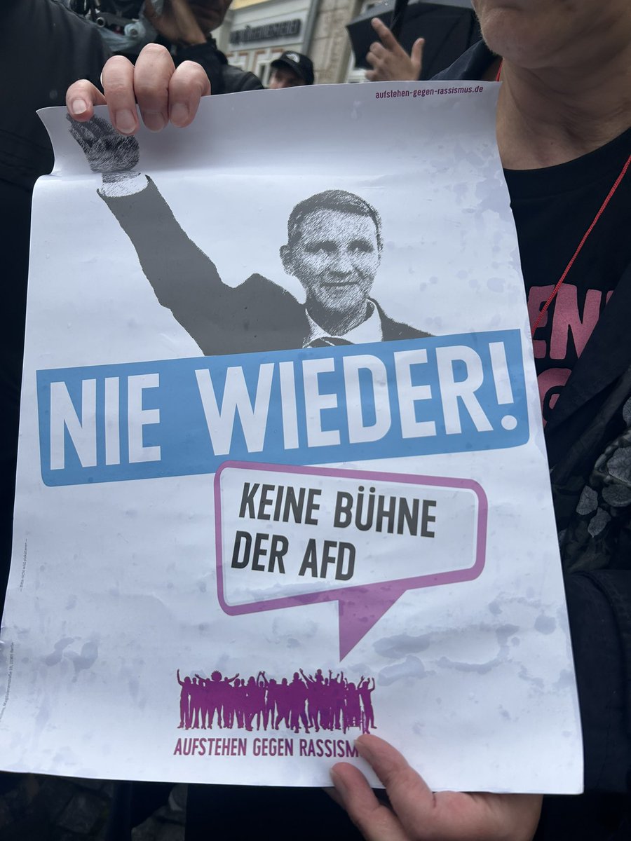 In #Mühlhausen ist #AfD-Kundgebung, #Höcke angekündigt, es gibt Protest. Und was macht die @Polizei_Thuer? Sie zeigt Gegendemonstranten an beschlagnahmt Plakate, u.a. Minderjährigen. Auf ihren Plakaten stand „Björn Höcke ist ein Nazi“ sowie „Nie wieder! Keine Bühne der AfD!“