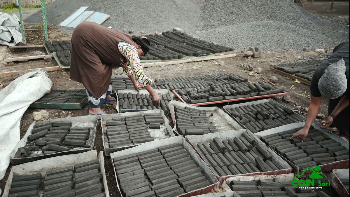 COINsarl's tweet photo. A Goma, à l'est de la RDC, depuis 2020 notre sté COIN SARL transforme les déchets bio dégradables en charbon vert (briquettes écologiques), contribuant ainsi à la lutte contre la déforestation ds le Parc National de Virunga, ds un contexte d'économie circulaire. @Presidence_RDC https://t.co/DYHAISaZWd