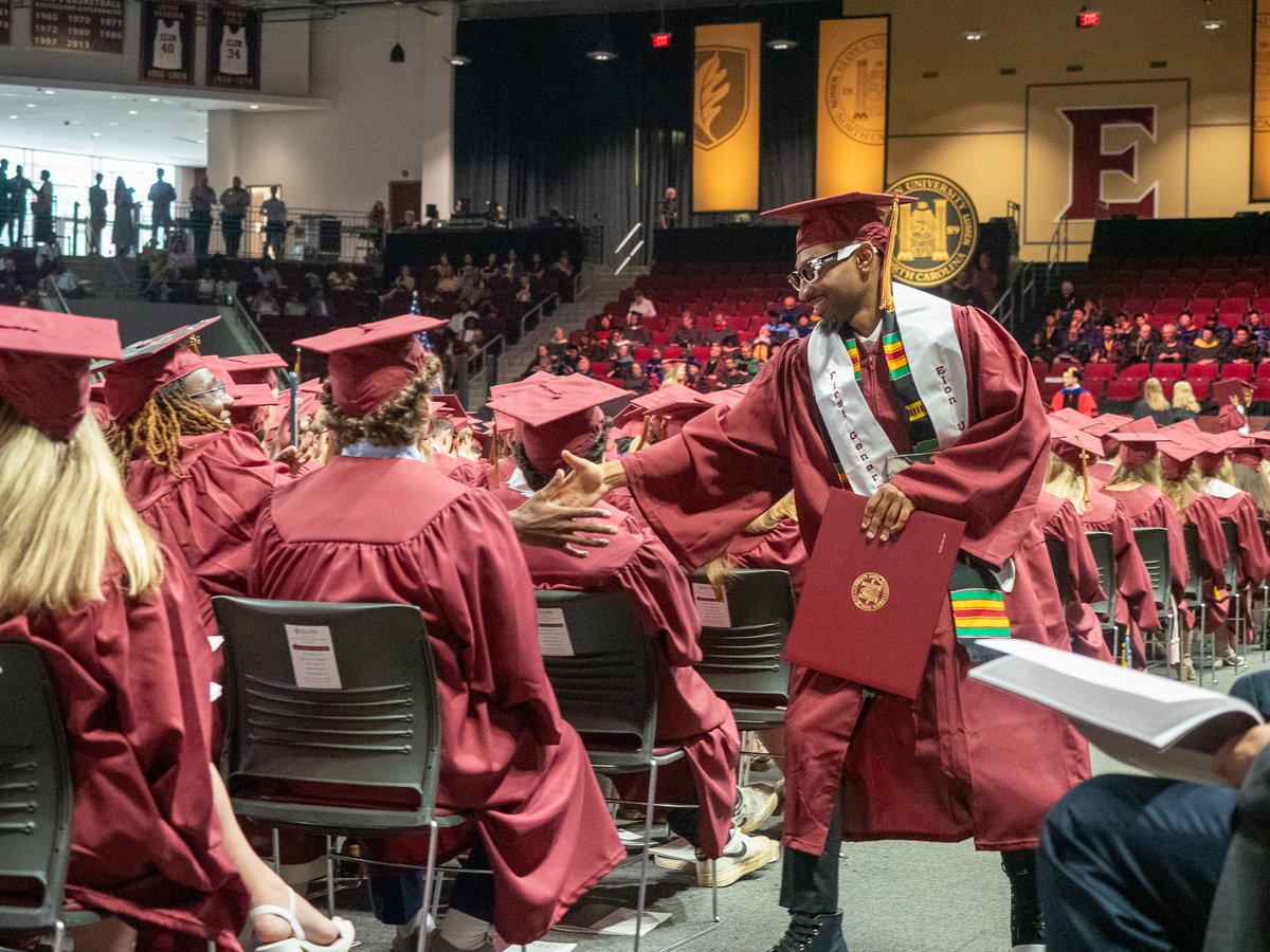 elonuniversity's tweet image. Graduation sure does look good on #Elon24. 😎  #ElonGrad
