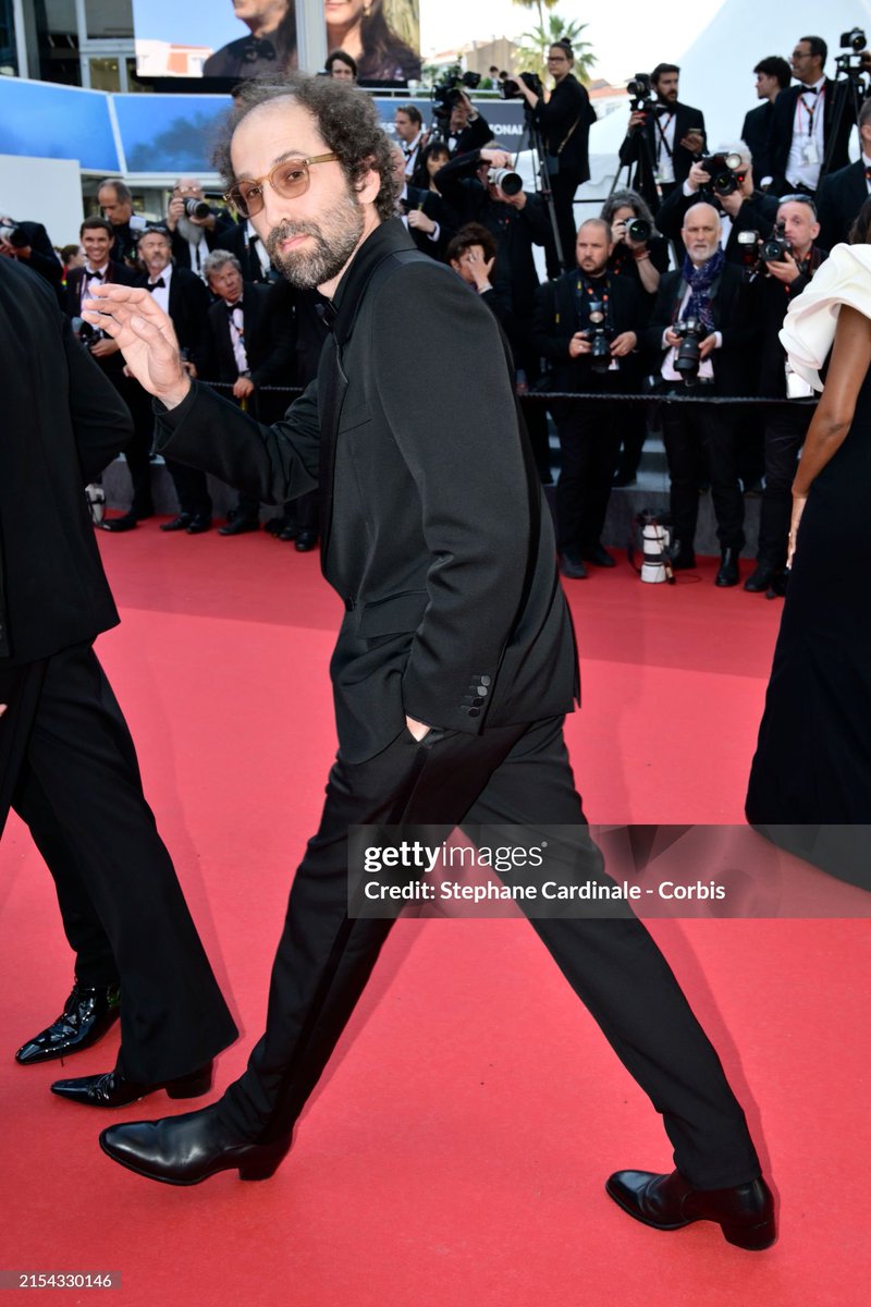 Daft_Wub's tweet photo. I believe this is the first time Thomas has posed for photos on a red carpet unmasked. And I believe the 2 others are his kids https://t.co/YHFszxCtja