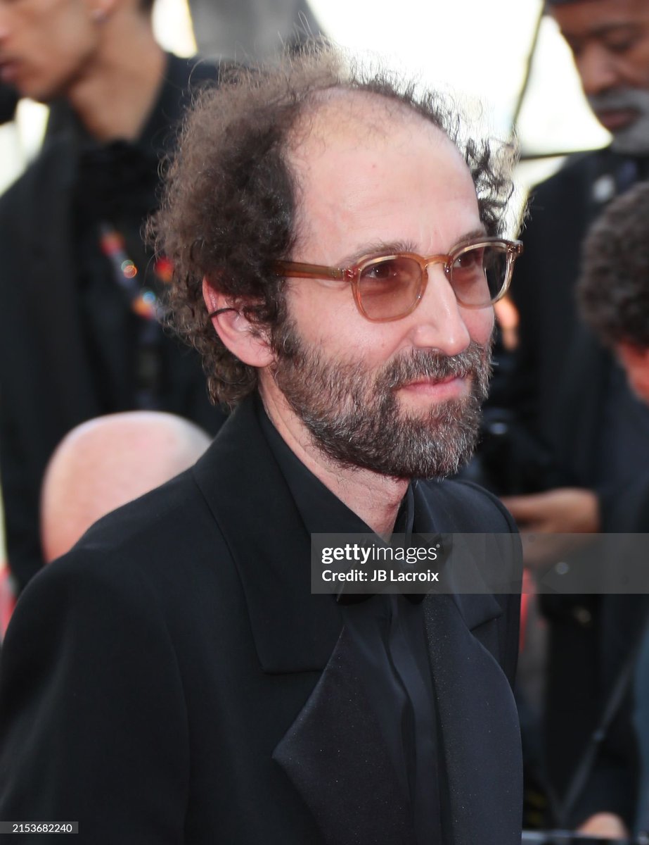 Daft_Wub's tweet photo. I believe this is the first time Thomas has posed for photos on a red carpet unmasked. And I believe the 2 others are his kids https://t.co/YHFszxCtja