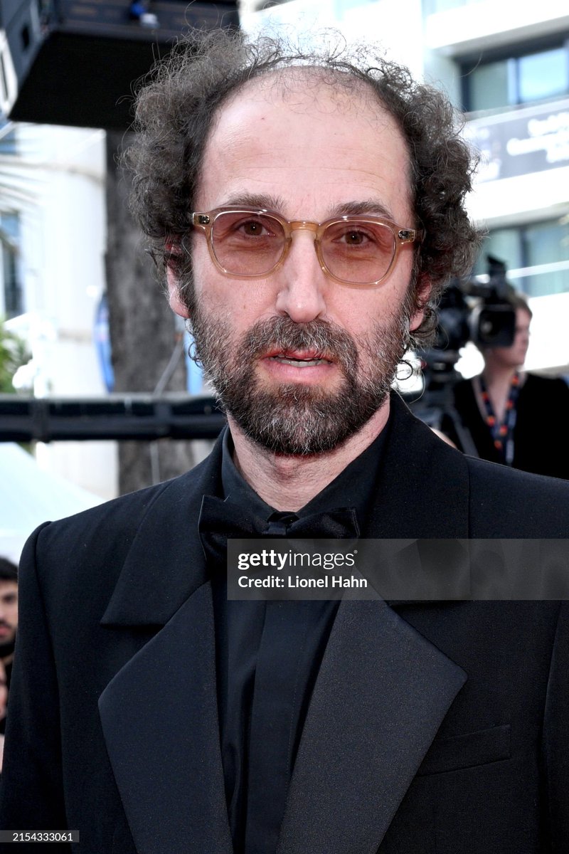 Daft_Wub's tweet photo. I believe this is the first time Thomas has posed for photos on a red carpet unmasked. And I believe the 2 others are his kids https://t.co/YHFszxCtja