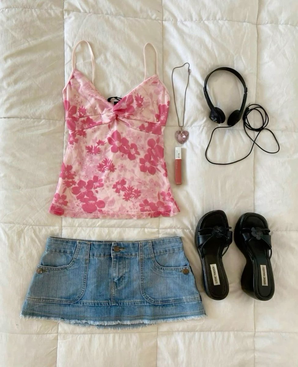 swordrat5's tweet photo. good morning! just went out for some coffee 🎀 + here’s my outfit of the day https://t.co/Cp8kk6qSJI