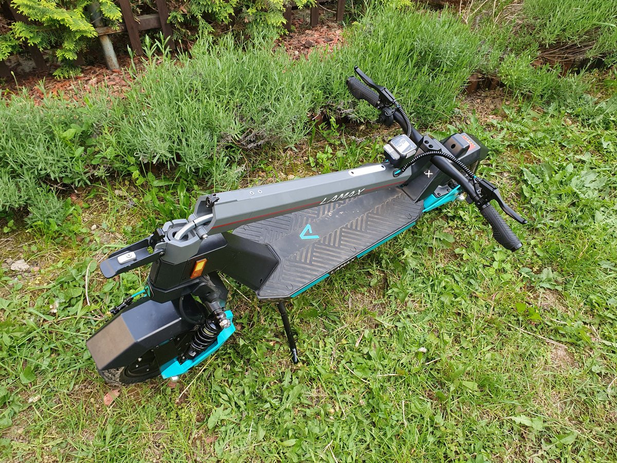 ITmixCZ's tweet photo. Elektrokoloběžka 🛴 Lamax eTank SA70 oslovila svým netypickým industriálním vzhledem 🌆. 

Nabízí 👉 
👌 vysoký výkon, 
👌 efektivní odpružení, 
👌 kotoučové a motorové brzdy, 
👌 bezpečnostní zámek, 
👌 a přehledný LCD displej. 

Více detailů ➡️
https://t.co/jmdp2kseZS https://t.co/9snJRBK8jn