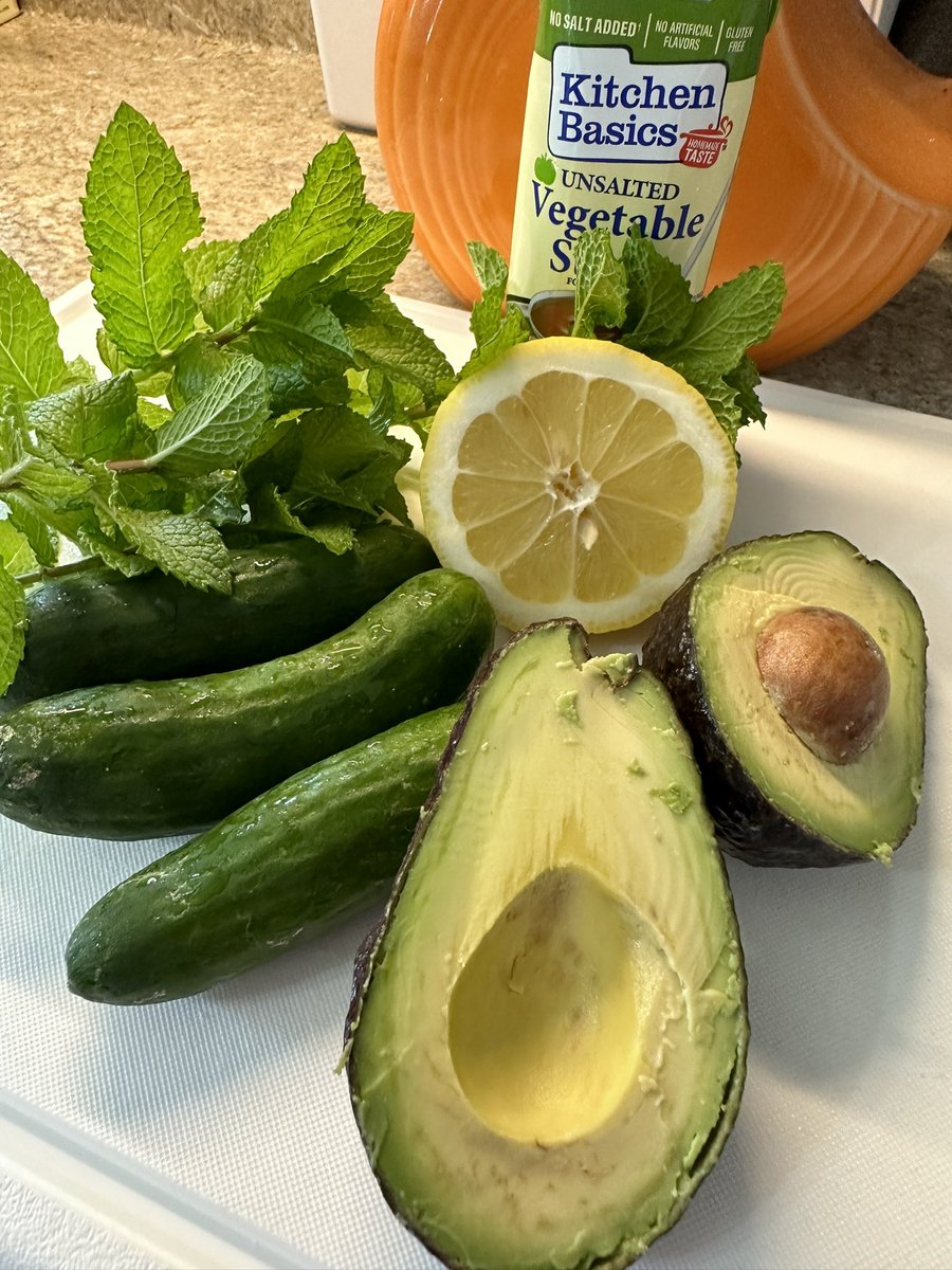 kristin_gi_rd's tweet photo. Mid-morning snack: cucumber “soup”: cucumber 🥒 + 🥑 + mint + 🍋 + veg broth. $1.30-1.60 per serving (low end if you have garden mint). Takes ~5 mins. 130 cals; 3g protein; 6g fiber; ⬆️ in vit K, C, potassium. #eatwithibd #stricturefriendly @IbdWustl https://t.co/ie6YC8oHYa