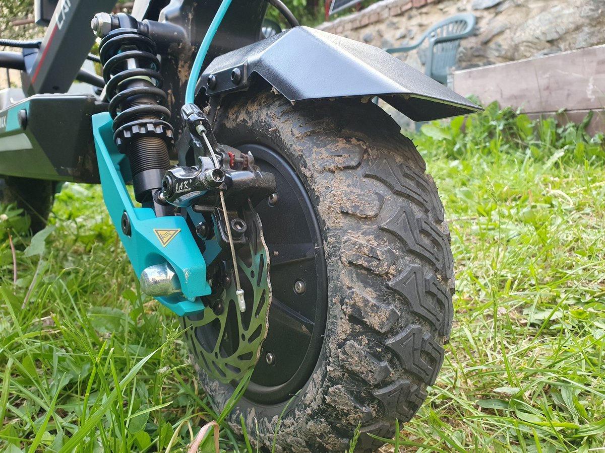 ITmixCZ's tweet photo. Elektrokoloběžka 🛴 Lamax eTank SA70 oslovila svým netypickým industriálním vzhledem 🌆. 

Nabízí 👉 
👌 vysoký výkon, 
👌 efektivní odpružení, 
👌 kotoučové a motorové brzdy, 
👌 bezpečnostní zámek, 
👌 a přehledný LCD displej. 

Více detailů ➡️
https://t.co/jmdp2kseZS https://t.co/9snJRBK8jn