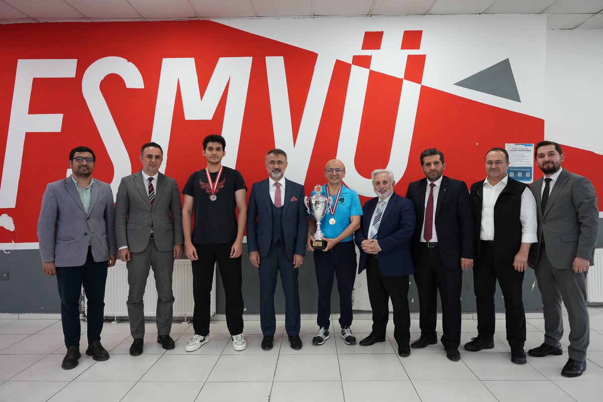 Fsmvusks's tweet photo. Heyecan dolu 5. Masa Tenisi ve 4. Satranç Turnuvası şampiyonları ödüllerini aldı!

Prof. Dr. Lokman Gündüz 3-0’lık skorla masa tenisinde şampiyon olurken, satrançta İnanç Vefa Kızıltaş birinci, Recep Küçükçakır ikinci oldu. 

Ödüllerini Rektör Prof. Dr. @NevzatSimsek takdim etti https://t.co/DRj0xsdx06