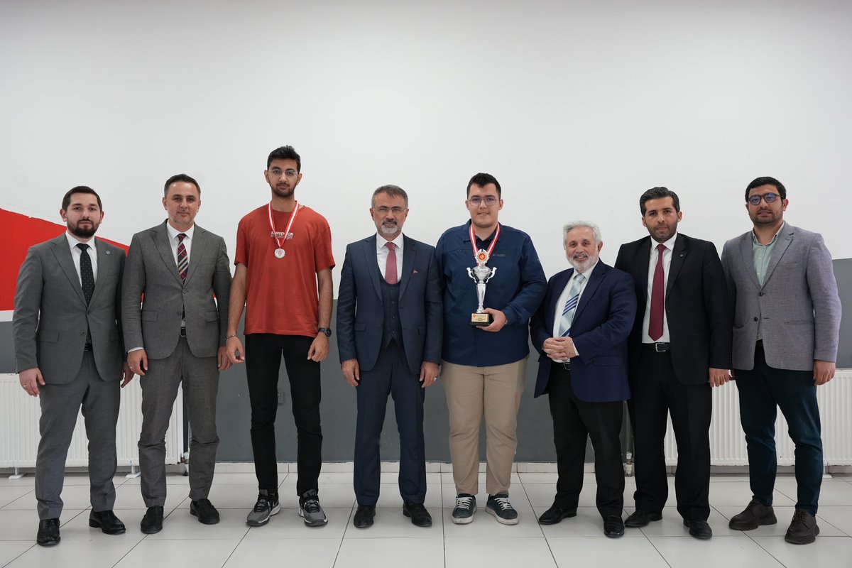 Fsmvusks's tweet photo. Heyecan dolu 5. Masa Tenisi ve 4. Satranç Turnuvası şampiyonları ödüllerini aldı!

Prof. Dr. Lokman Gündüz 3-0’lık skorla masa tenisinde şampiyon olurken, satrançta İnanç Vefa Kızıltaş birinci, Recep Küçükçakır ikinci oldu. 

Ödüllerini Rektör Prof. Dr. @NevzatSimsek takdim etti https://t.co/DRj0xsdx06