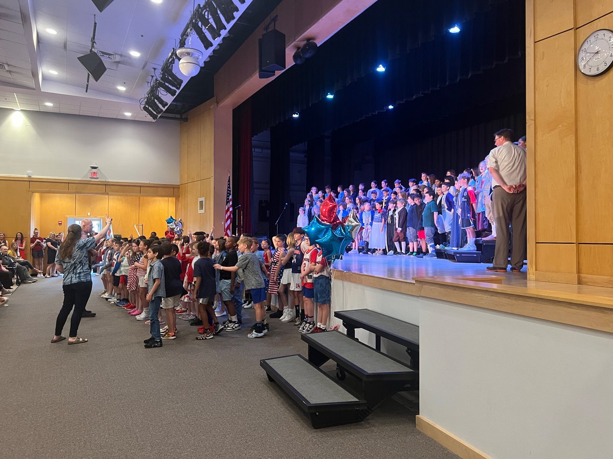 Beautiful Memorial Day concert today! So proud of our fourth graders! Thank you <a href="/mrjamiebarrett/">Jamie Barrett</a> for your hard work! Thank you to all service men &amp; women 💙❤️