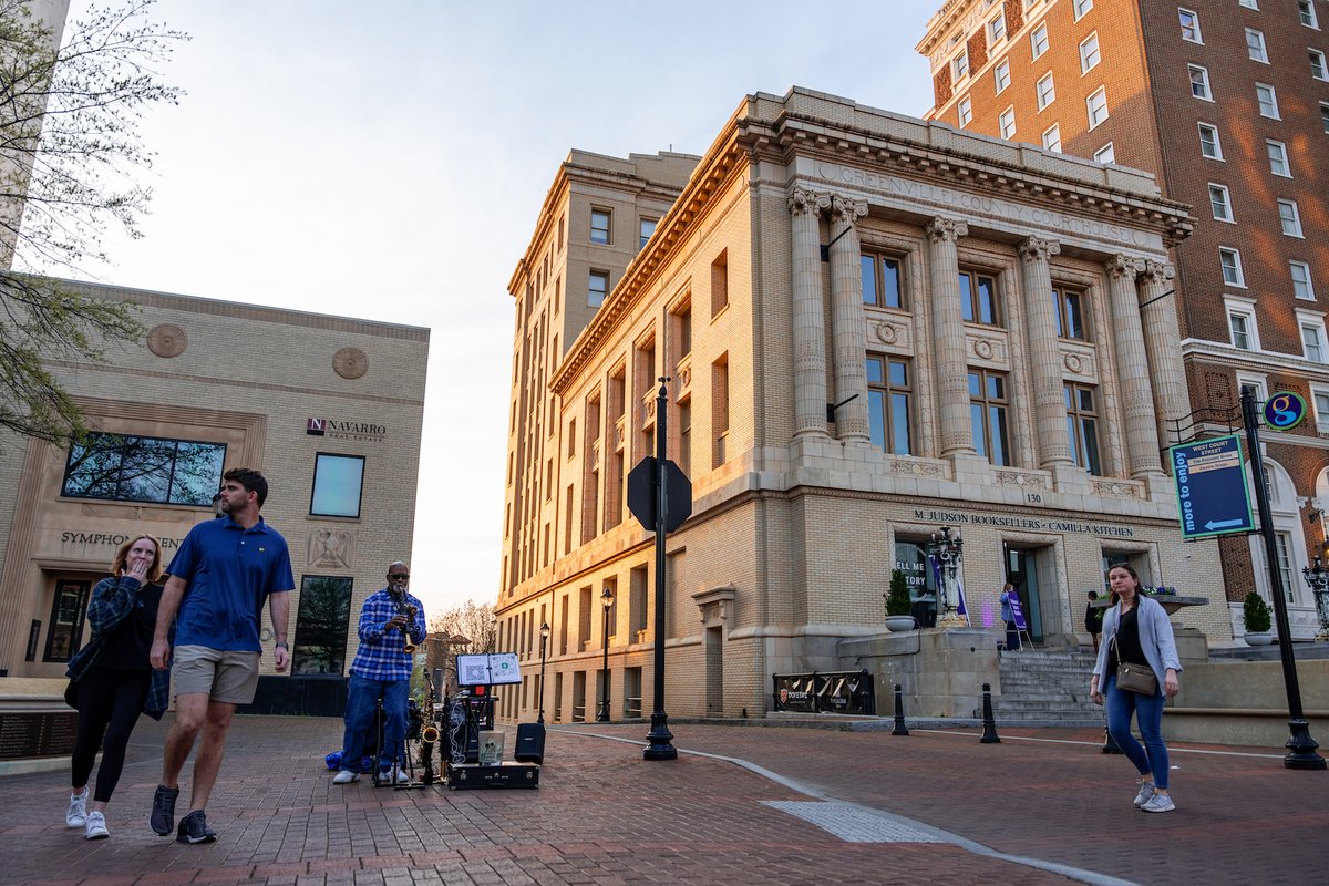 It's not hard to see why our hometown was ranked #4 'Best Places to Live' by @usnews 😍 #yeahTHATgreenville #greenvillesc Explore Greenville, SC here: furman.edu/campus-life/ex…