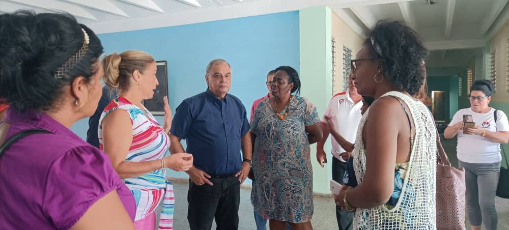Visita de Ministra de Comercio Betsy Díaz Velázquez y el Presidente del INDER Osvaldo Vento a la Escuela Especial Francisco Llácer del municipio Cerro,dónde se destaca la Organización Escolar y el  área deportiva.<a href="/DirectEducaHab/">Karenia Marrero Arrechea</a> <a href="/DiazCanelB/">Miguel Díaz-Canel Bermúdez</a> <a href="/YanetHzP/">Yanet Hernández Pérez</a> <a href="/IzquierdoAlons1/">Livan Izquierdo Alonso</a> <a href="/CubaMined/">MINED</a>