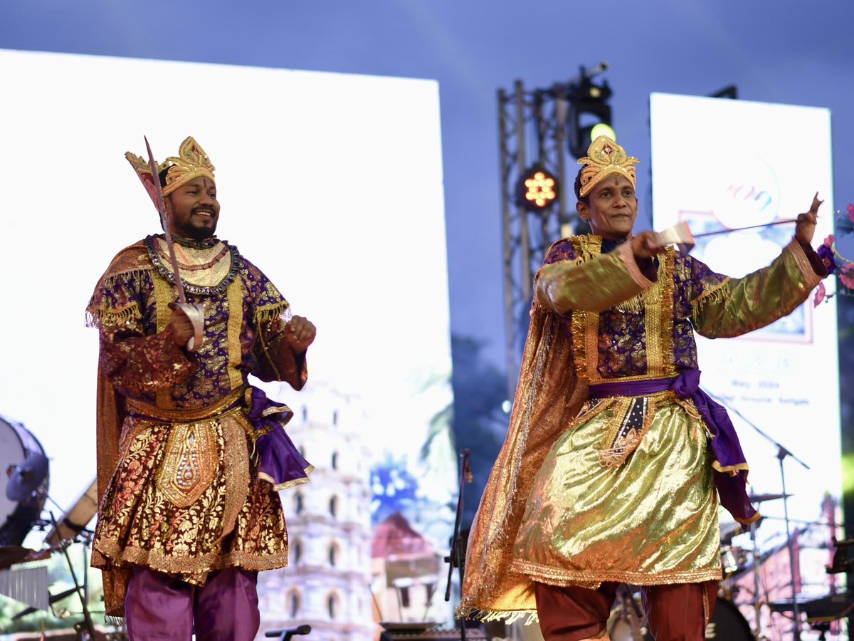 The exquisite traditional Goan dances by the renowned Kanta Gaude Troupe, enchanting audiences at the #GoaHeritageFestival2024. #GoaTourism #HeritageTourism #GoanCulturalDances
