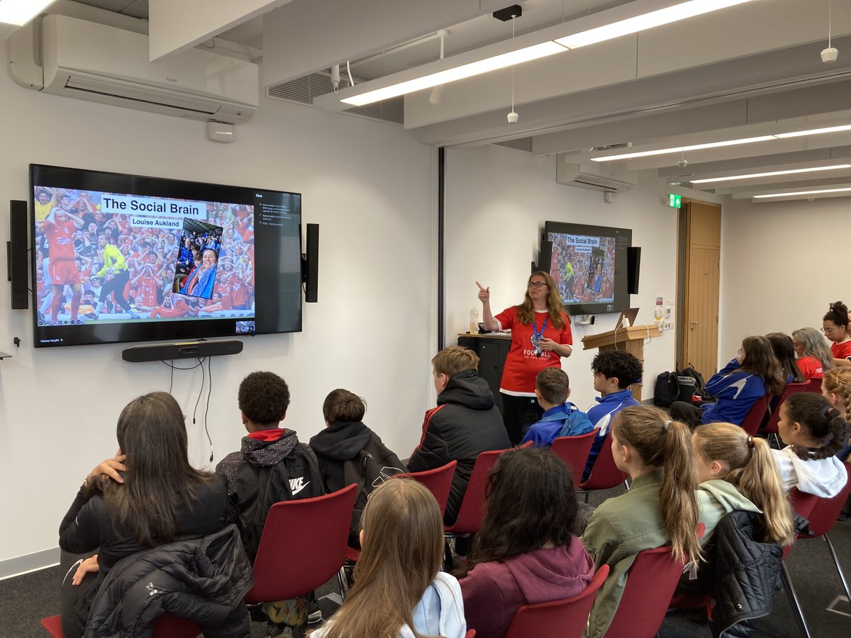 The visit began with an introductory lecture from our core Football on the Brain team members @heidijoberg @HollyBridge8 @__MorganM @louiseaukland -