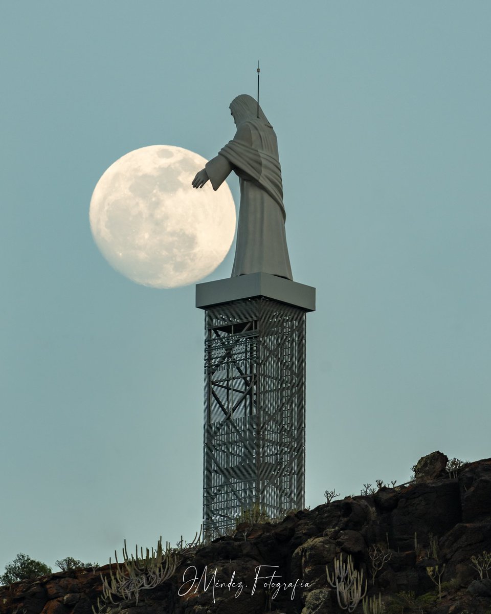 Luna en el cristo sagrado corazón en la isla de la gomera ( Islas canarias ) @A3Noticias @ElTiempo_tve @esa @esa_es @MeteoredES @NatGeoEsp @rtvenoticias @tiempobrasero @TiempoRTVC @VickyPalmaMeteo @photopills #cielosEsa #esa #APOD #esacielos