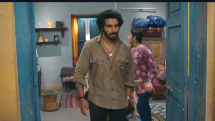 #SachinDeshmukh returns the chain back. He has mortaged the chain for an emergency,but has been accussed wrongly. He makes it clear that he is not person who likes jewellery and all. His heart is of gold,he does not need gold chain.
#KanwarDhillon #UdneKiAasha