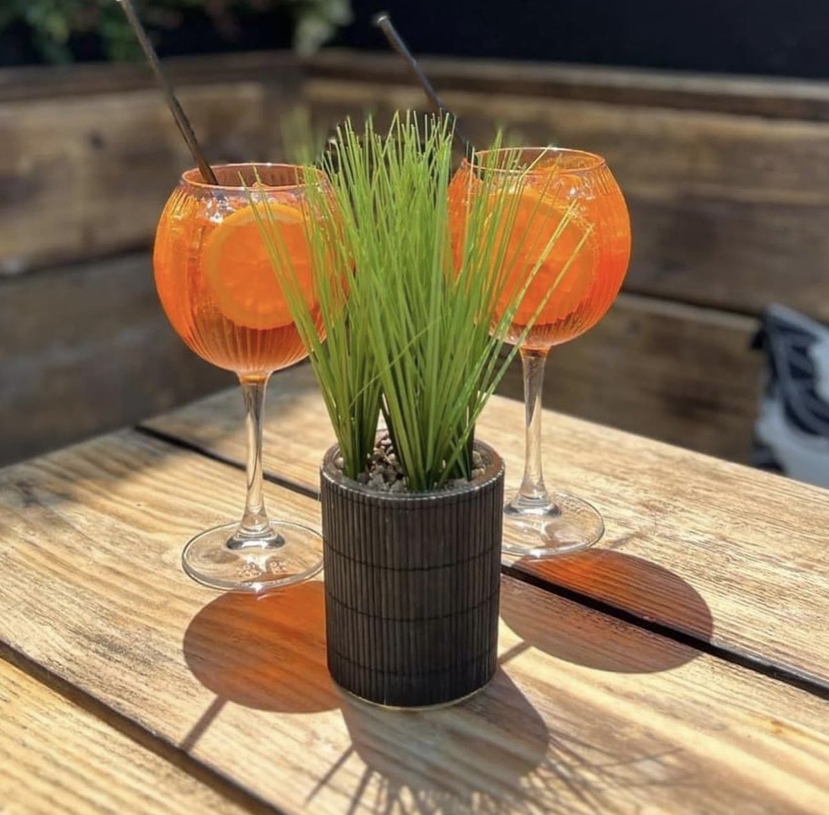 Who’s thirsty?🍻🍹

Nothing beats a Friday beer or cocktail whilst soaking up the sun (unless it’s a glorious Friday at the start of bank holiday weekend😎)!

Join us on the roof terrace or in the beer garden…food and drinks flowing all weekend✌🏽

#thefox #bassaleg #newport