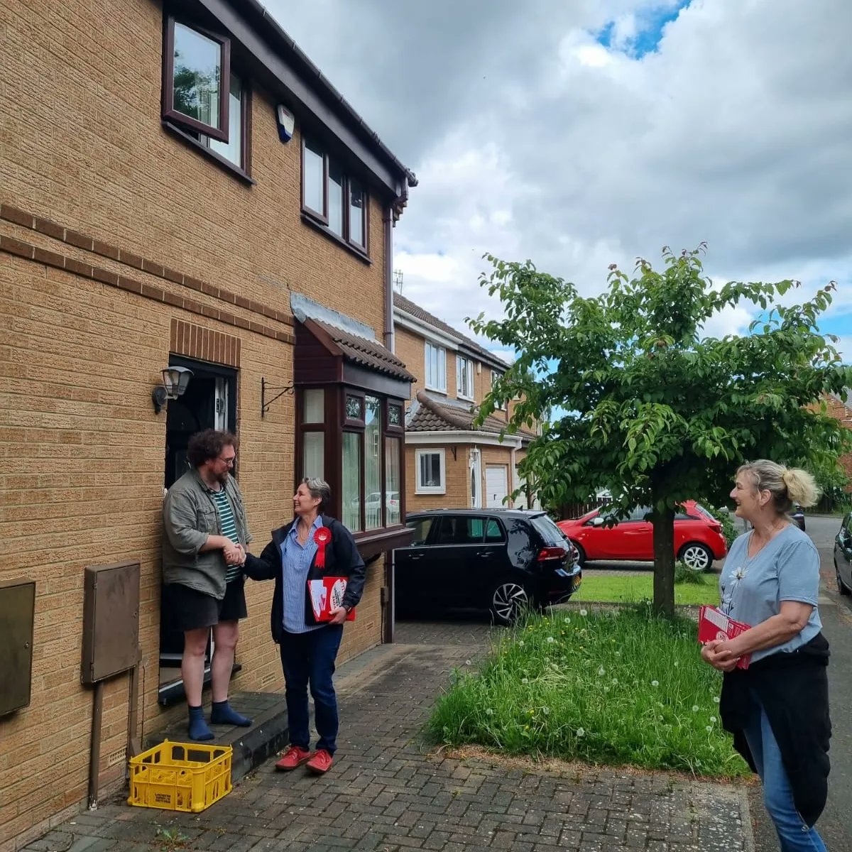 Massively positive session on #LabourDoorstep today 🌹 Residents in Wardley & Leam Lane made it very clear - they've had enough of 14yrs of #ToryChaos and are ready for change. On Thursday 4th July - vote @UKLabour ✊