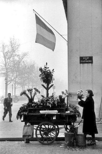 Henri Cartier-Bresson. Marchande de fleurs rue de Bassano 1952.