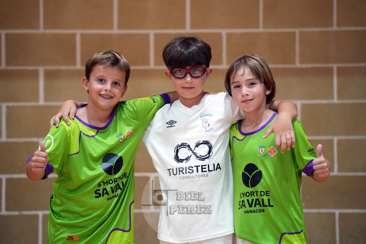 El benjamí entrenat per na Bàrbara juga aquest dissabte 25/05 a les 10:00h contra @alcudiafutsal al Poliesportiu Miquel Àngel Nadal💪🏻

Molts d’ànims per aquests darrers partits👏🏼

Gràcies a @hortdesavall i Turistelia per recolzar incondicionalment al nostre club💚

📸 Biel Pérez