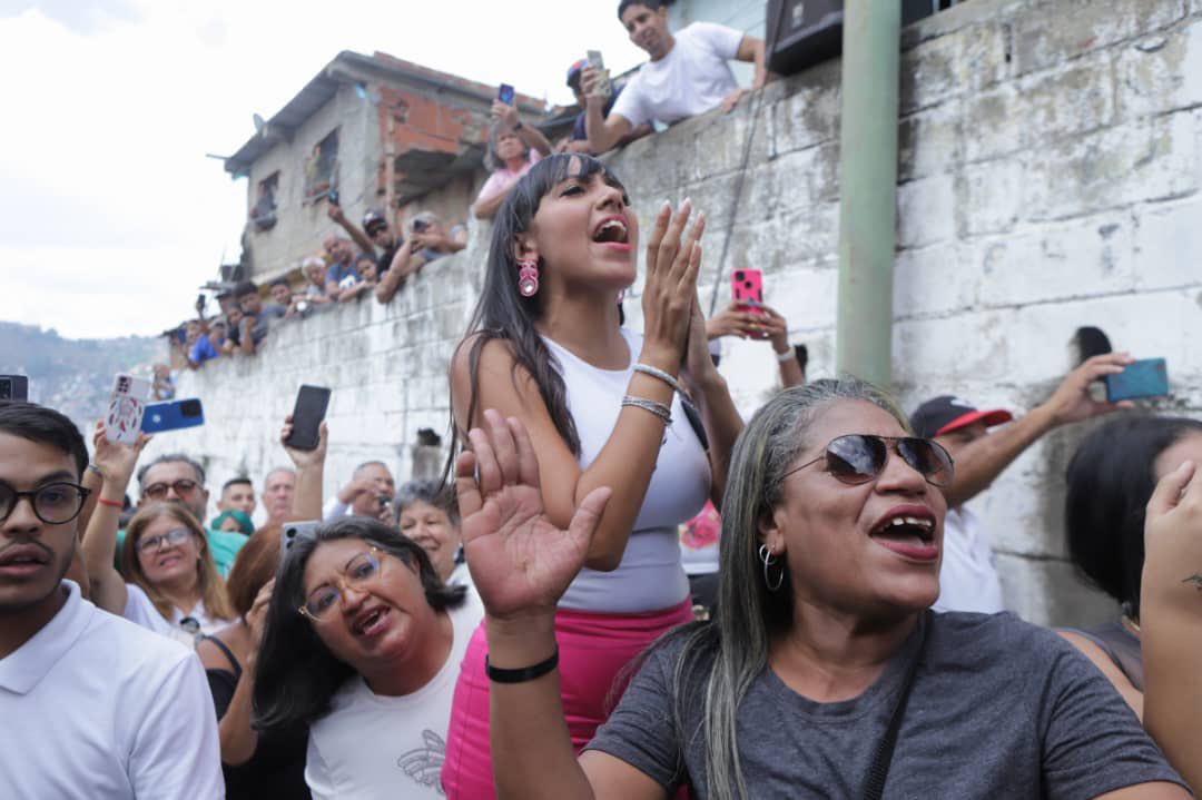 ¡Edmundo González en Libertador! 

Así recibió El Cementerio, en Caracas, a nuestro candidato <a href="/EdmundoGU/">Edmundo González</a>. 

La capital y todo el país se organiza para el triunfo del #28Jul. Vamos juntos por el cambio y la libertad.