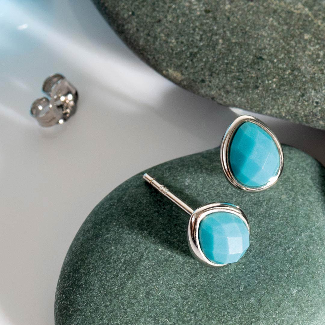 Shine bright this weekend with sterling silver and turquoise earrings. Pure elegance in every detail! ✨

#WeekendStyle #EveryDayLuxuries #SilverJewellery #ModernDesign