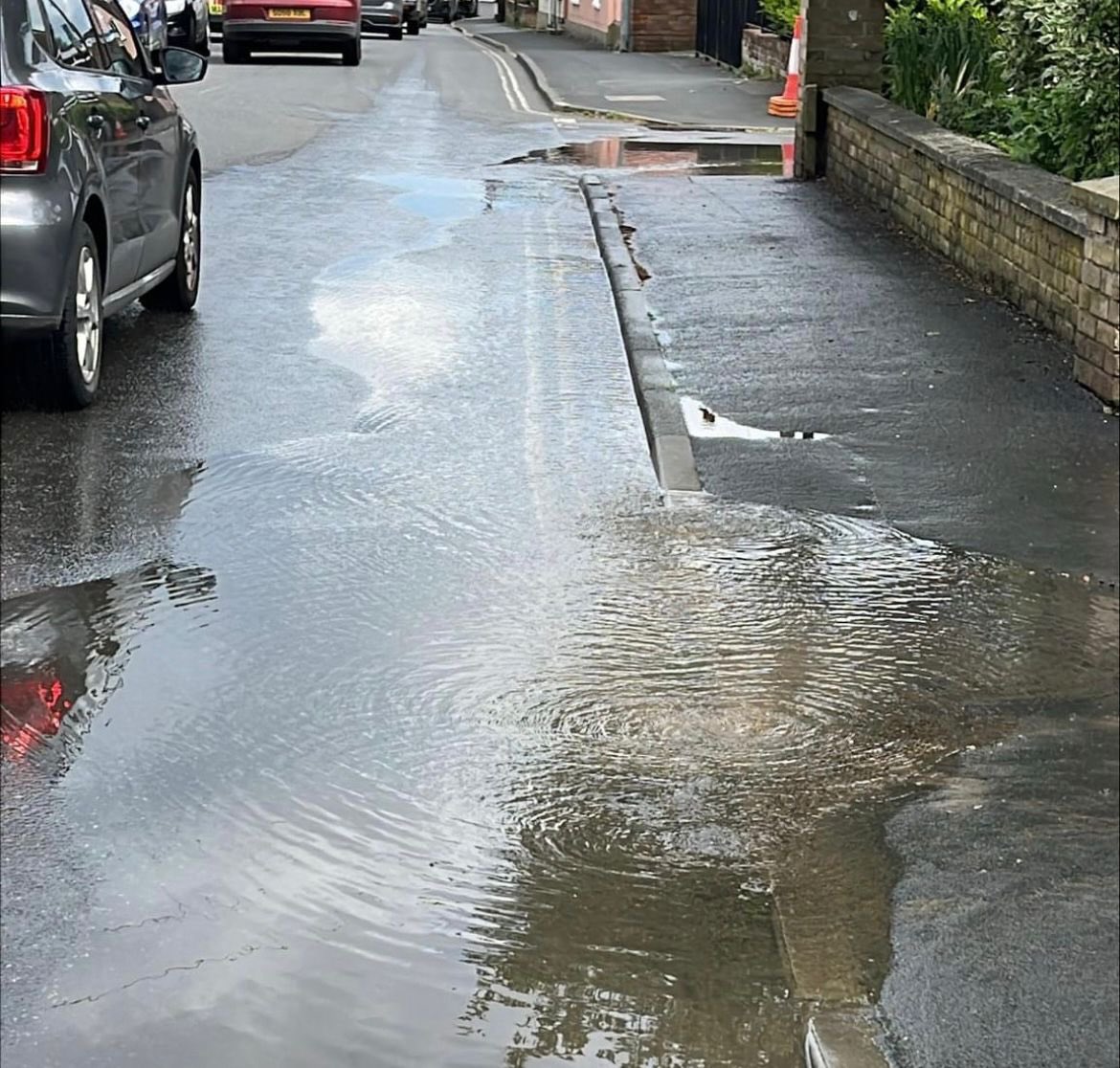 Our teams are racing against the clock to repair a burst pipe on London Road, near to Wellington Road in Maldon. There's no impact to customer supplies & we'll work throughout the evening to ensure there will be no impact to Stage 2 of the Ford Ride London 2024 race tomorrow.