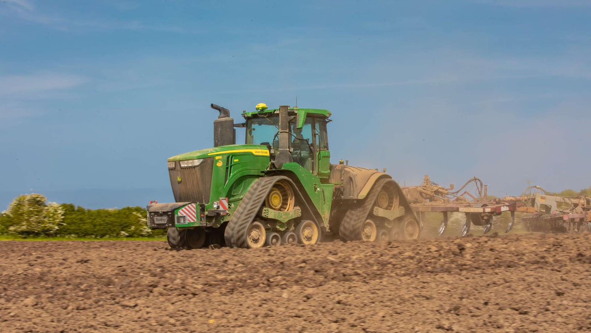 AgriweldLtd's tweet photo. Big Rig
Agriweld Transport Box on T B Clappison Ltd John Deere 9RX in action.
#agriweld #johndeere #9rx #arable #cultivation #farming #farm #agriculture #crops #tractor #farmmachiner https://t.co/s64gUiVeKG
