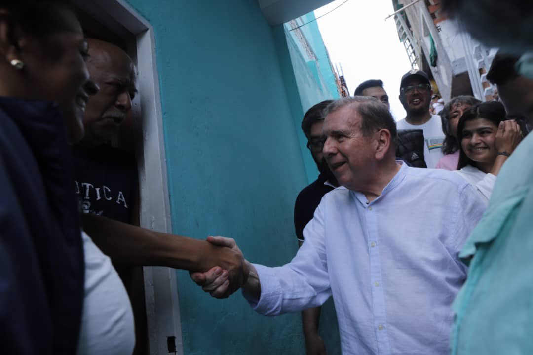 Agradezco el recibimiento de los líderes comunitarios del Barrio El León de El Cementerio. 

Toda Venezuela está decidida a construir un futuro más digno para todos.

Para lograrlo debemos organizarnos en cada comunidad bit.ly/3Vcv6HJ

¡Unidos y organizados, vamos a