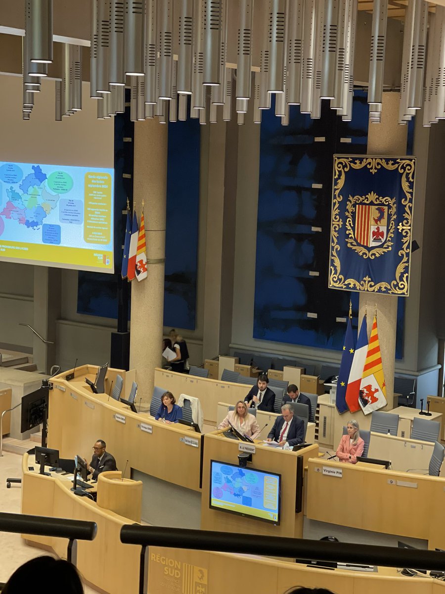 veroniqueborre's tweet photo. Une journée de travail et de réflexions avec les proviseurs de nos lycées de @MaRegionSud. Merci au Président @RenaudMuselier et à notre VP @mfbulteau pour cette belle initiative. Beaucoup d’échanges et de perspectives autour des actions menées pour nos lycéens. https://t.co/fxoA3tjIbQ