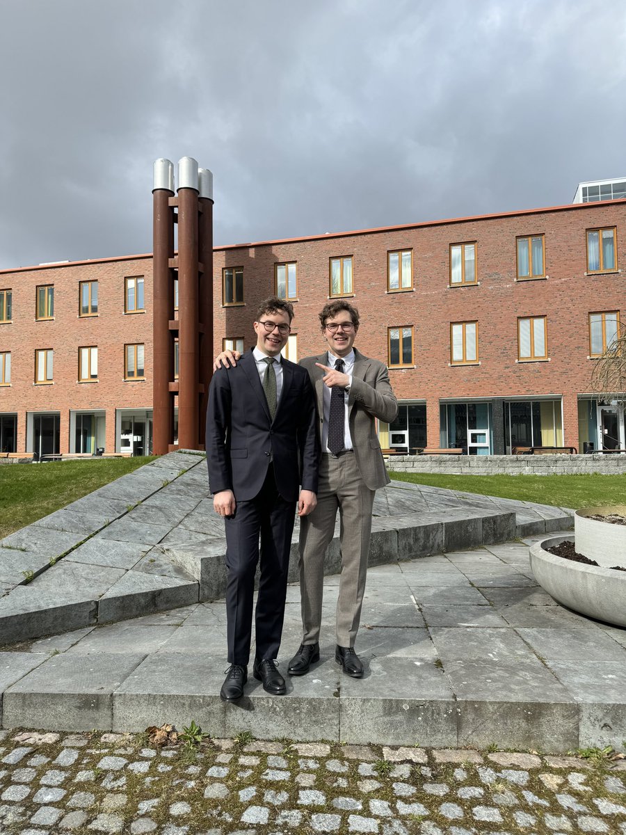 The feeling when your twin brother defends his PhD-thesis in splendid fashion! Read it here: munin.uit.no/handle/10037/3…