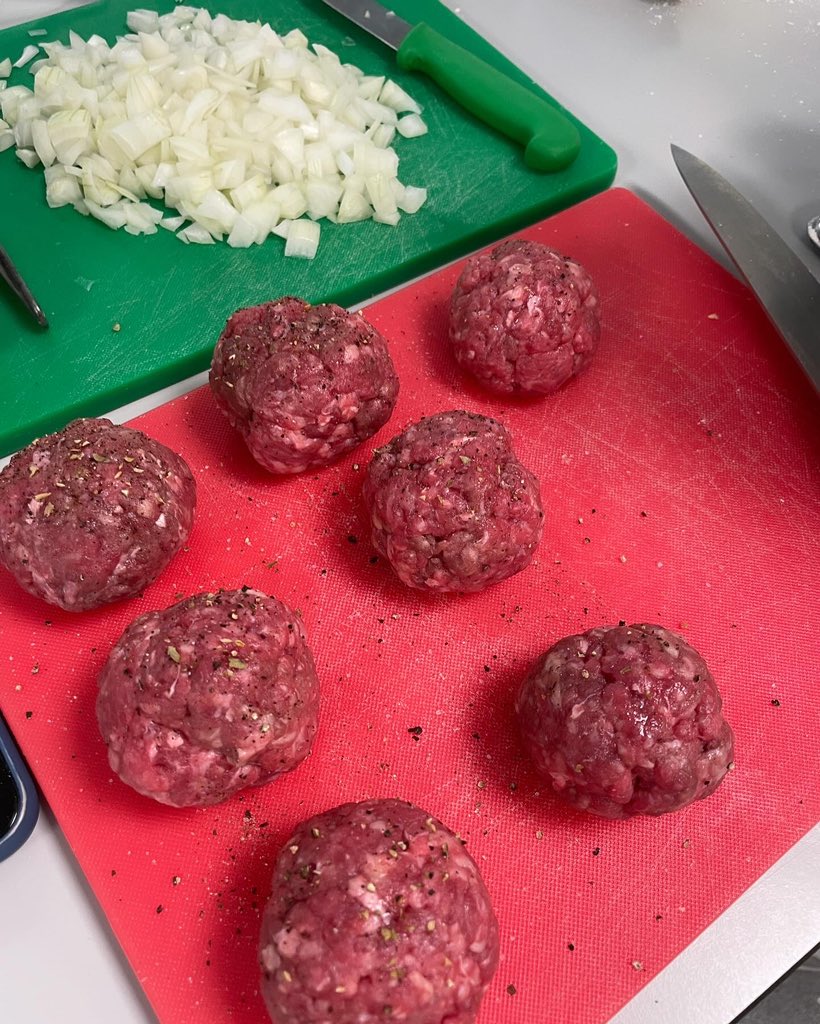 End of term ‘international cuisine’ dishes from Y10 saw dishes from Italy 🇮🇹, Nigeria 🇳🇬, America 🇺🇸, France 🇫🇷 &amp; Greece 🇬🇷 

Well done Year 10, another term completed ✅ and a step closer to Year 11 eeeek! Miss P