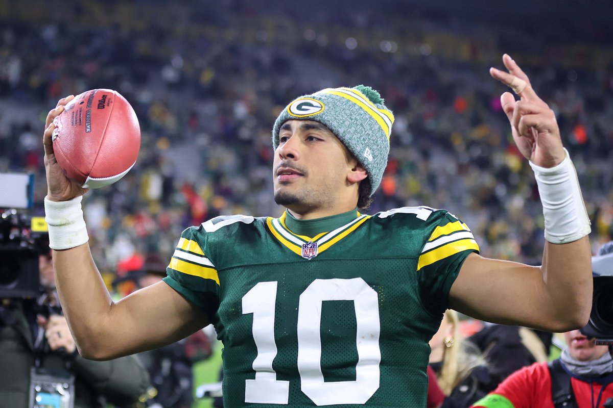 SharpFootball's tweet photo. Jordan Love, from Week 11 on...

despite being blitzed at the #1 highest rate in the NFL...

...on an incredible 41% of dropbacks!

ranked...

#1 in total TDs (20)
#1 in total passing yards (2,150)
#1 in EPA/att (+0.26)
#1 in lowest sack + INT rate (4.1%)
#1 in TD:INT ratio (18:1)
#2 in fewest INTs (1)
#2 in success rate (49%)
#2 in 1st down rate (38%)
#3 in completion rate (70.3%)
#3 in 3rd down conversion rate (49%)