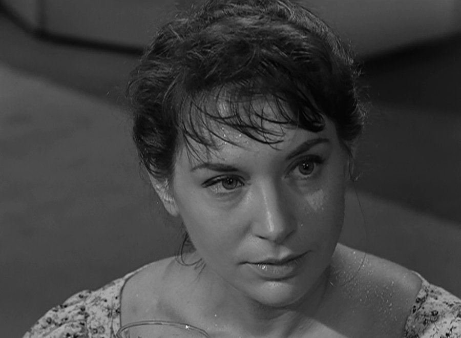 TheNightGallery's tweet photo. "Even the fact that they were black and white adds a special, almost dreamlike aspect." 

— Lois Nettleton ("The Midnight Sun") on Twilight Zone https://t.co/upaFUJpiUs