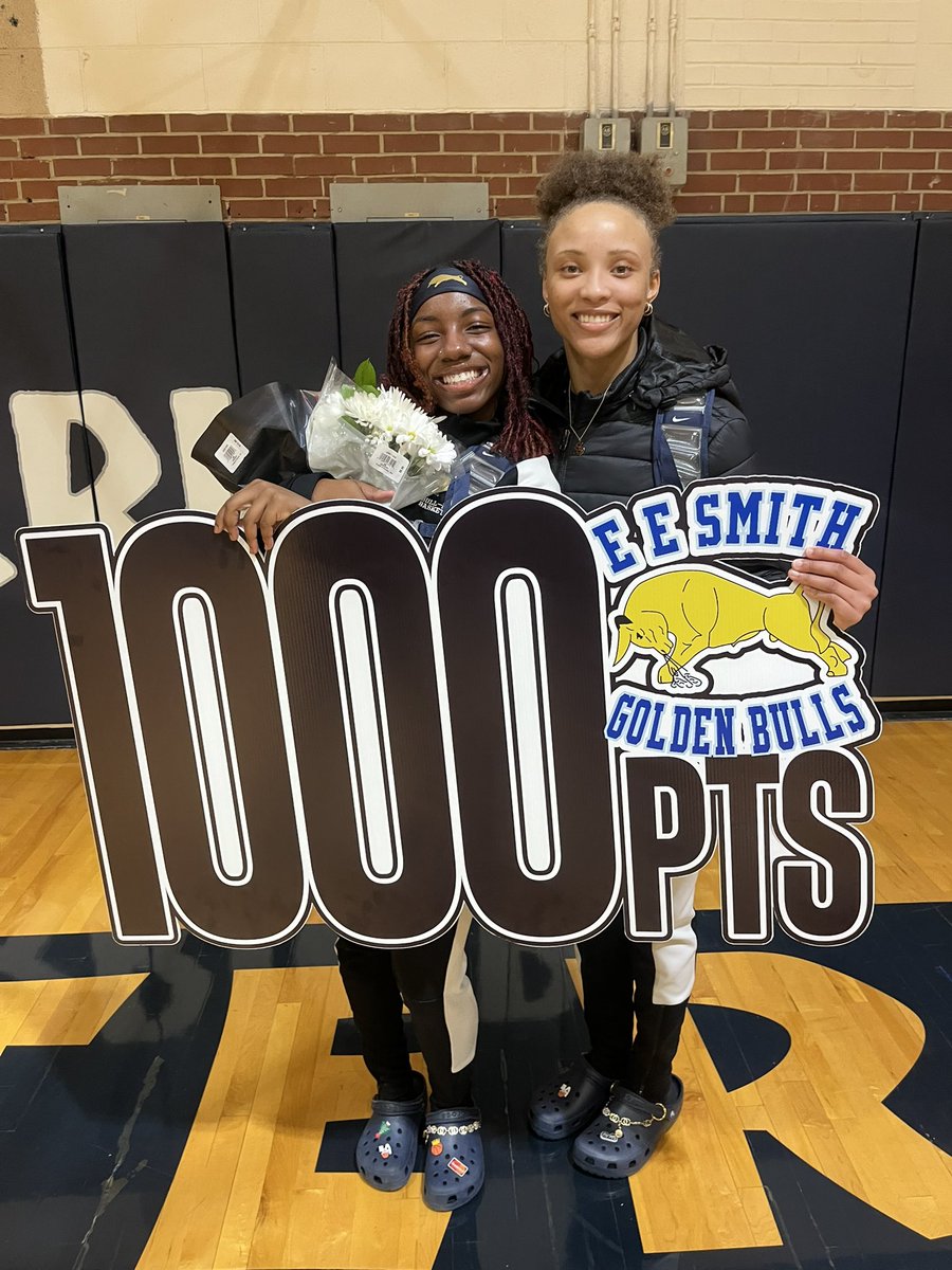 BullettesWBB's tweet photo. It was a GOLDEN evening as we celebrated our 1000 pt club members and welcomed our two New Comers with a special gift from @SPGBK !! We present a ball to our Seniors with their total points 💙💛 https://t.co/1LFOBgMPvS