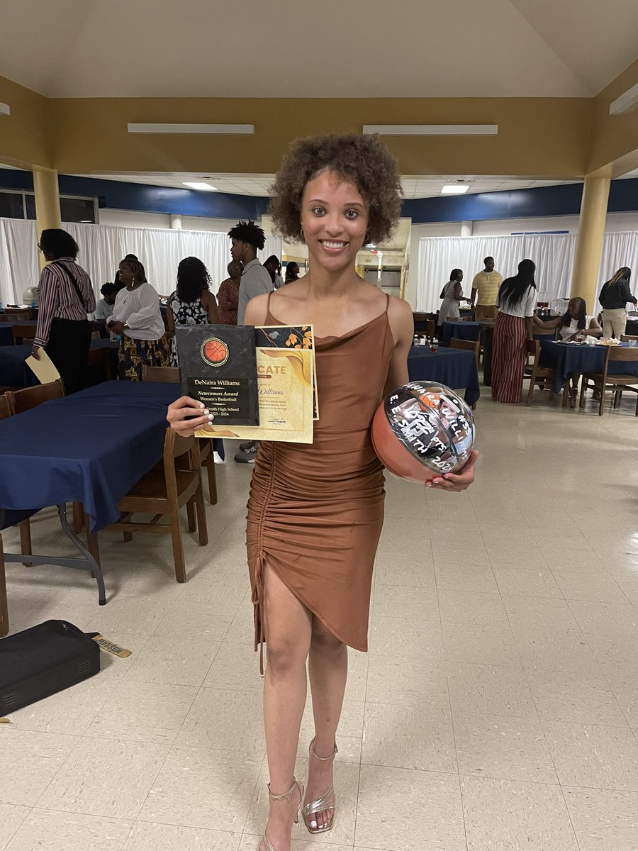 BullettesWBB's tweet photo. It was a GOLDEN evening as we celebrated our 1000 pt club members and welcomed our two New Comers with a special gift from @SPGBK !! We present a ball to our Seniors with their total points 💙💛 https://t.co/1LFOBgMPvS