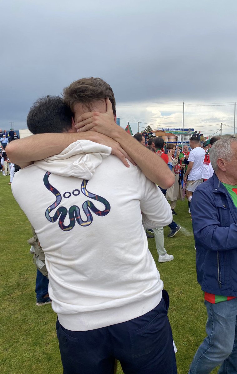 Son tantos anos xuntos que case non sei o que é o fútbol lonxe de ti. Oxalá poida volver a disfrutar de esto tanto como o fixen contigo. 
A partir de agora tócame celebrar e disfrutar os futuros éxitos dun amigo, que estou seguro que van ser moitos.
Gracias Simón 💚❤️