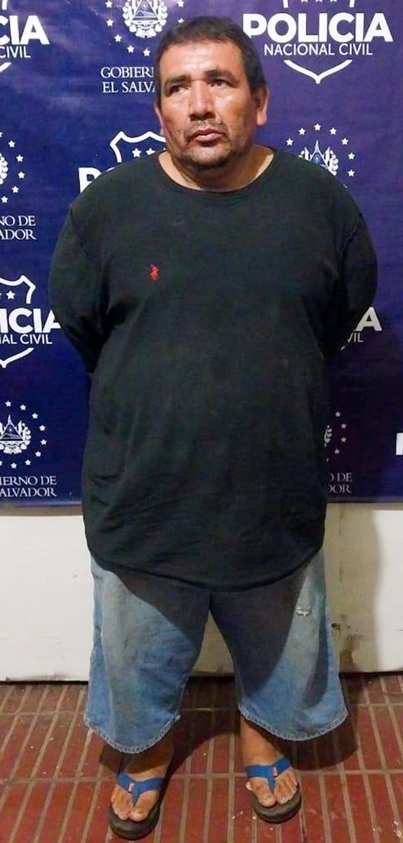 En el cantón El Canelo, Nahuizalco, Sonsonate, capturamos a Julio Gilberto Hernández López, alias Pacaya, homeboy de la MS13. Este terrorista, era quien exigía el dinero de las extorsiones y amenazaba con “echarles” al resto de pandilleros si no pagaban la cantidad que decía.