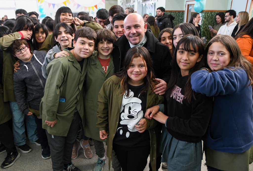 Gus_Sastre's tweet photo. Hoy participamos del acto para celebrar los 33 años de historia de la Escuela Municipal de Pesca "Juan Demonte", donde aprovechamos para agradecerle y felicitar a toda la comunidad educativa de este querido establecimiento, que se ha convertido en un ejemplo para #PuertoMadryn y también para toda la provincia.

La educación siempre ha sido una prioridad para esta gestión y nos llena de orgullo que tengan la calidad educativa que tienen desde hace mucho tiempo. Seguiremos trabajando para fortalecer este tipo de políticas de cara a nuestra comunidad.
