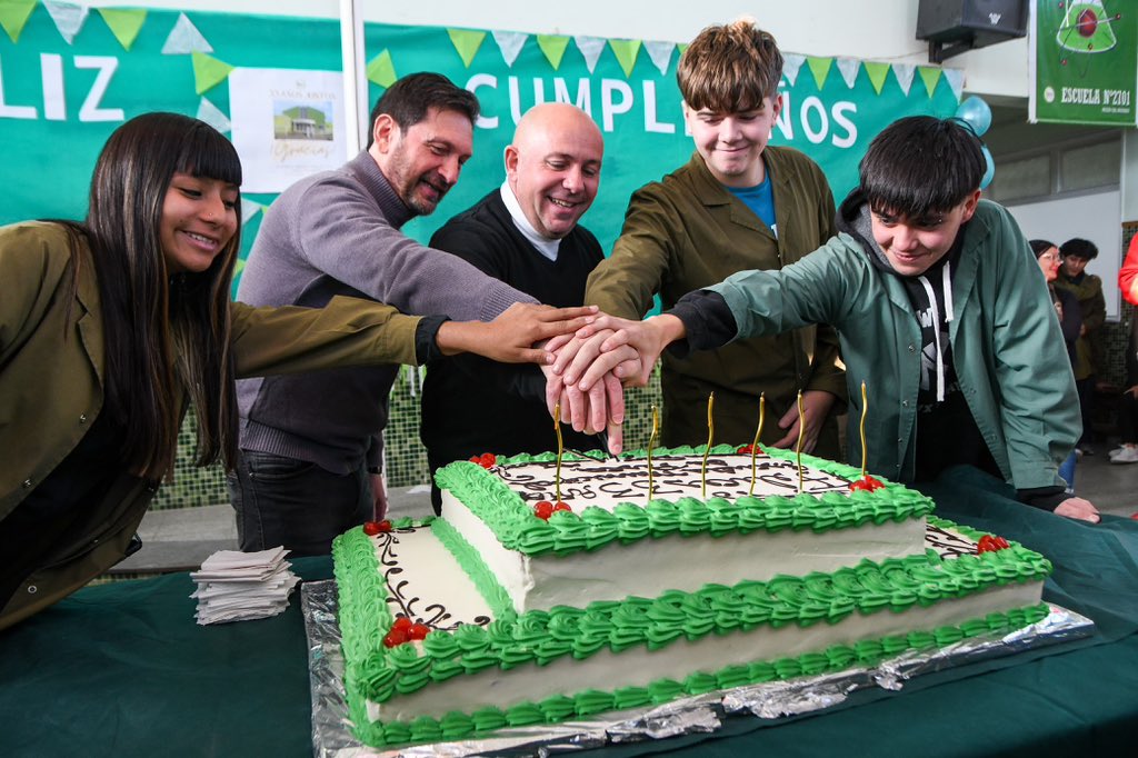 Hoy participamos del acto para celebrar los 33 años de historia de la Escuela Municipal de Pesca "Juan Demonte", donde aprovechamos para agradecerle y felicitar a toda la comunidad educativa de este querido establecimiento, que se ha convertido en un ejemplo para #PuertoMadryn y