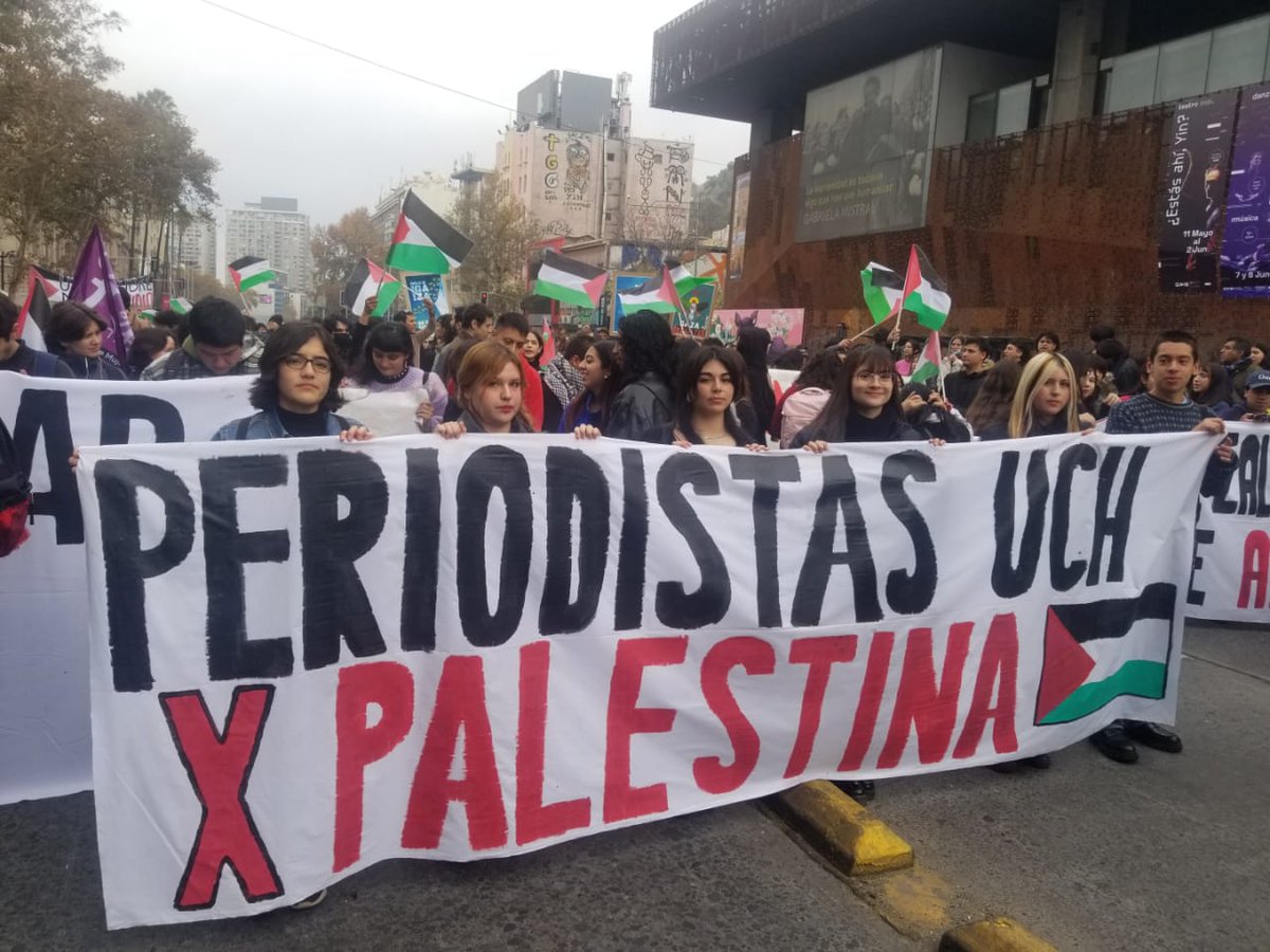 Universitarixs chilenxs se toman las calles de Santiago para manifestarse por Universidades Libres de Apartheid y por fin al genocidio en Palestina, después 10 días de iniciados los Acampes y con instituciones cerradas al diálogo y a cortar convenios con universidades israelíes.
