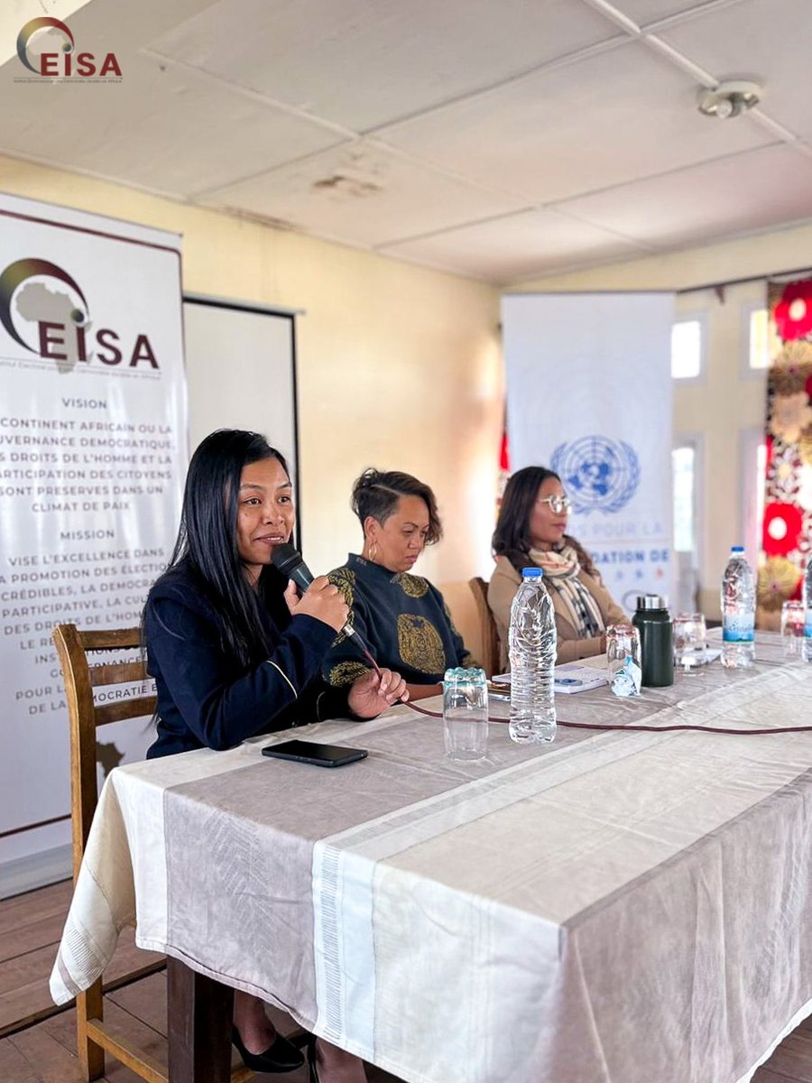 EisaMadagascar's tweet photo. Projet Mahasaky

Renforcer la participation des jeunes femmes en tant qu'électrices! 🎓👩‍🎓

Séance enrichissante avec des lycéens et primo votants sur les défis et obstacles à la participation politique. 🙋‍♀️🗳️

Merci à @UNPBF @PNUD @UNFPA pour leur soutien! 🌍✨ #FemmesEnPolitique https://t.co/gsJc6w1yZY
