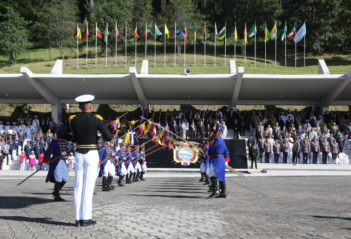 📍#Quito l En la Cima de La Libertad, el ministro de Gobierno, Michele Sensi Contugi, participó junto al presidente de la República, @DanielNoboaok y otras autoridades en la ceremonia cívica militar para conmemorar los 202 años de la #BatallaDePichincha #ElNuevoEcuadorResuelve