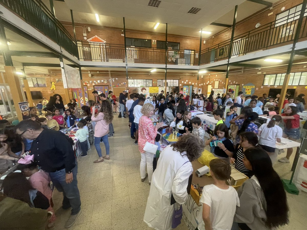Éxito absoluto en nuestra feria #STEMCASTIZA3 llenando nuestro hall tanto por la mañana como por la tarde. Gracias a todos los asistentes
