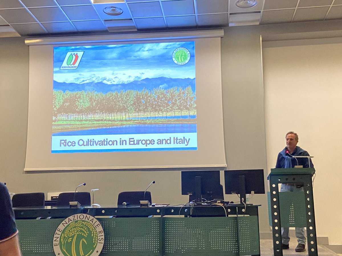 Today we have analysed a #paddy #soil profile and we visited the @EnteRisi Thanks for explain your experiences about #rice @IUSS_ORG tour post-conference