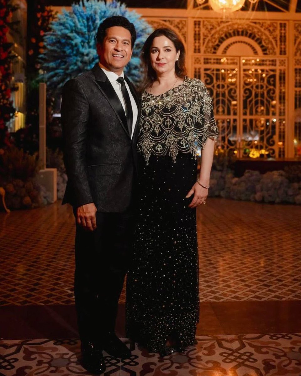 To the OG couple goals 💗 Wishing Mr. & Mrs. Tendulkar a very happy anniversary, as they celebrate another year of being together! 🥳 #MumbaiMeriJaan #MumbaiIndians | @sachin_rt