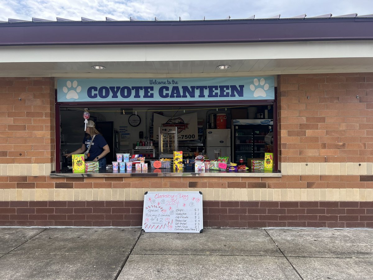 SianitaSuwito's tweet photo. Concession Crew on duty on Clarksburg Day!! Happy Friday, Coyotes💙🐺 @Cburgboosters @Cburg_Coyotes @CHSCoyotes https://t.co/MshaLIWT3L