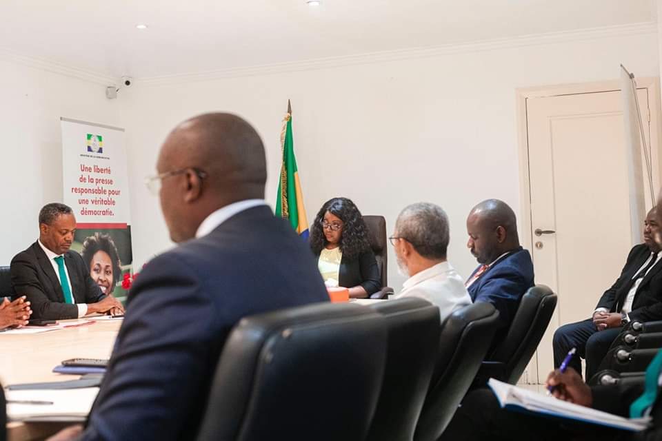 Comgouv_GA's tweet photo. Le Min de la @MinCometMedias , Mme @laurylndong a reçu  à son Cabinet, le 23.05.24, une délégation d'investisseurs Équatoguinéens venue présenter un projet d'accompagnement de la #PosteSA et du #Groupement d'intérêt Économique dans couverture des zones blanches dans le pays. https://t.co/ncRzmWXpGi